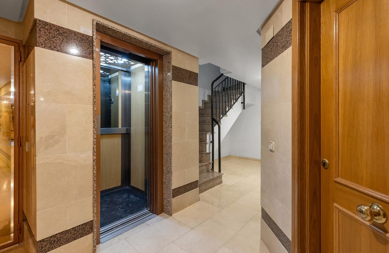 Resale - Apartment - Torrevieja - Paseo maritimo