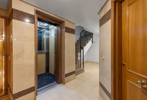 Resale - Apartment - Torrevieja - Paseo maritimo