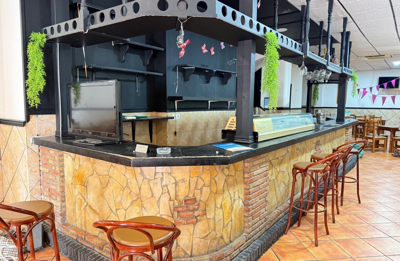 Rynek wtórny - Nieruchomość komercyjna - Torrevieja - Estacion de autobuses