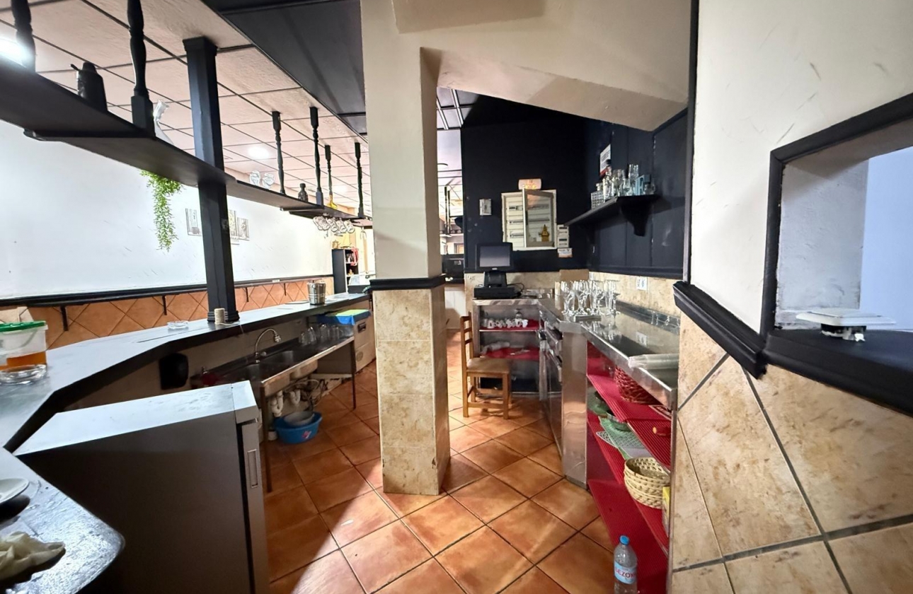 Rynek wtórny - Nieruchomość komercyjna - Torrevieja - Estacion de autobuses