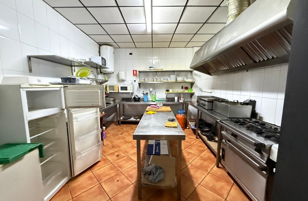 Rynek wtórny - Nieruchomość komercyjna - Torrevieja - Estacion de autobuses