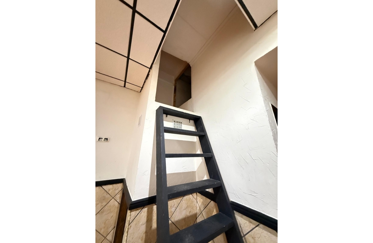 Rynek wtórny - Nieruchomość komercyjna - Torrevieja - Estacion de autobuses