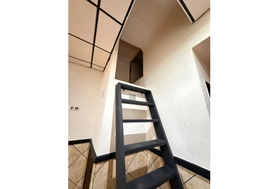 Rynek wtórny - Nieruchomość komercyjna - Torrevieja - Estacion de autobuses