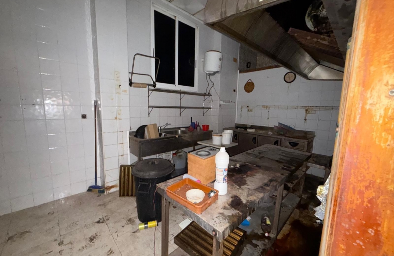 Rynek wtórny - Nieruchomość komercyjna - Torrevieja - Playa del Cura