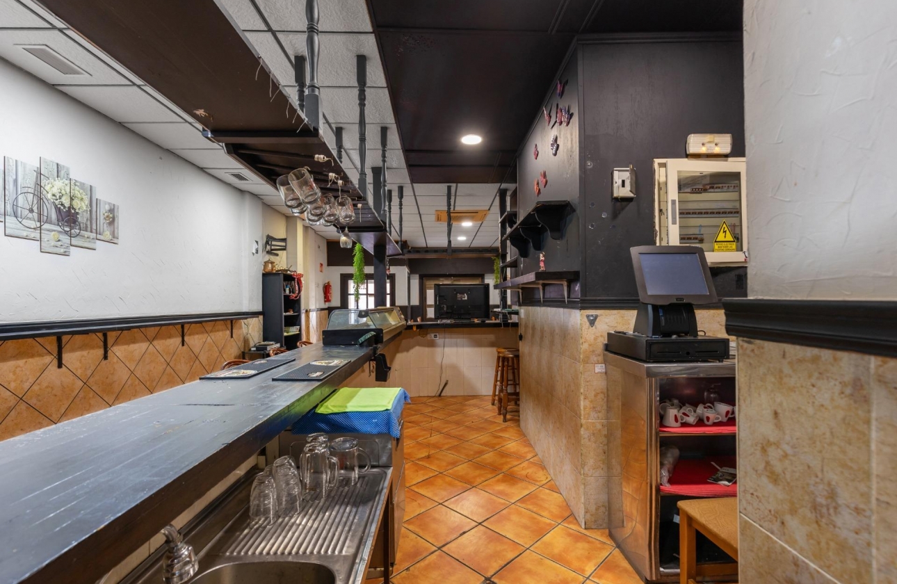 Rynek wtórny - Nieruchomość komercyjna - Torrevieja - Estacion de autobuses