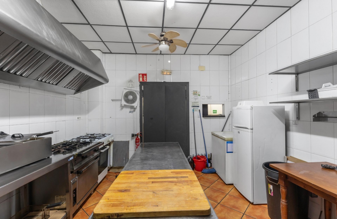 Rynek wtórny - Nieruchomość komercyjna - Torrevieja - Estacion de autobuses