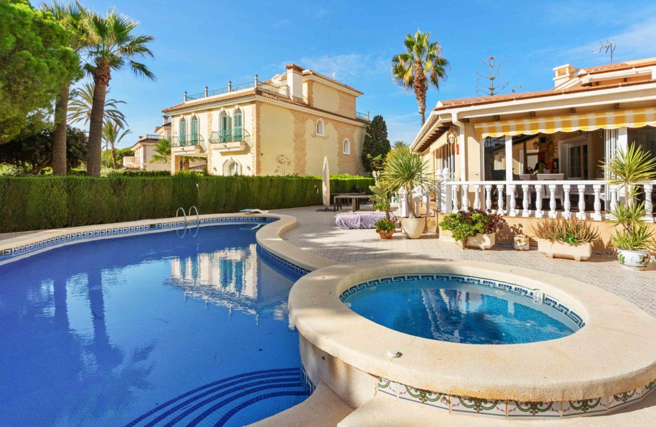 Resale - Villa - Orihuela Costa - MUY CERCA DE LA PLAYA