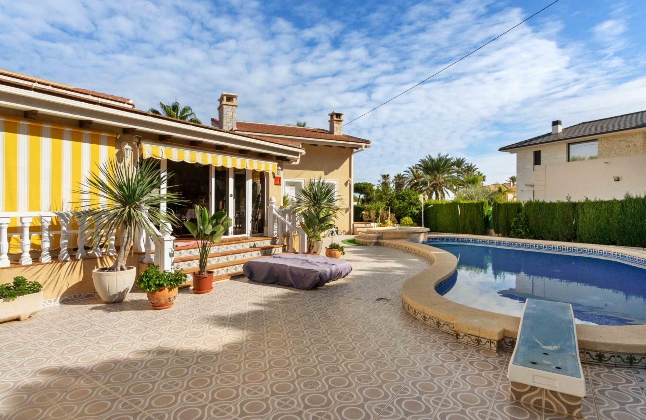 Resale - Villa - Orihuela Costa - MUY CERCA DE LA PLAYA