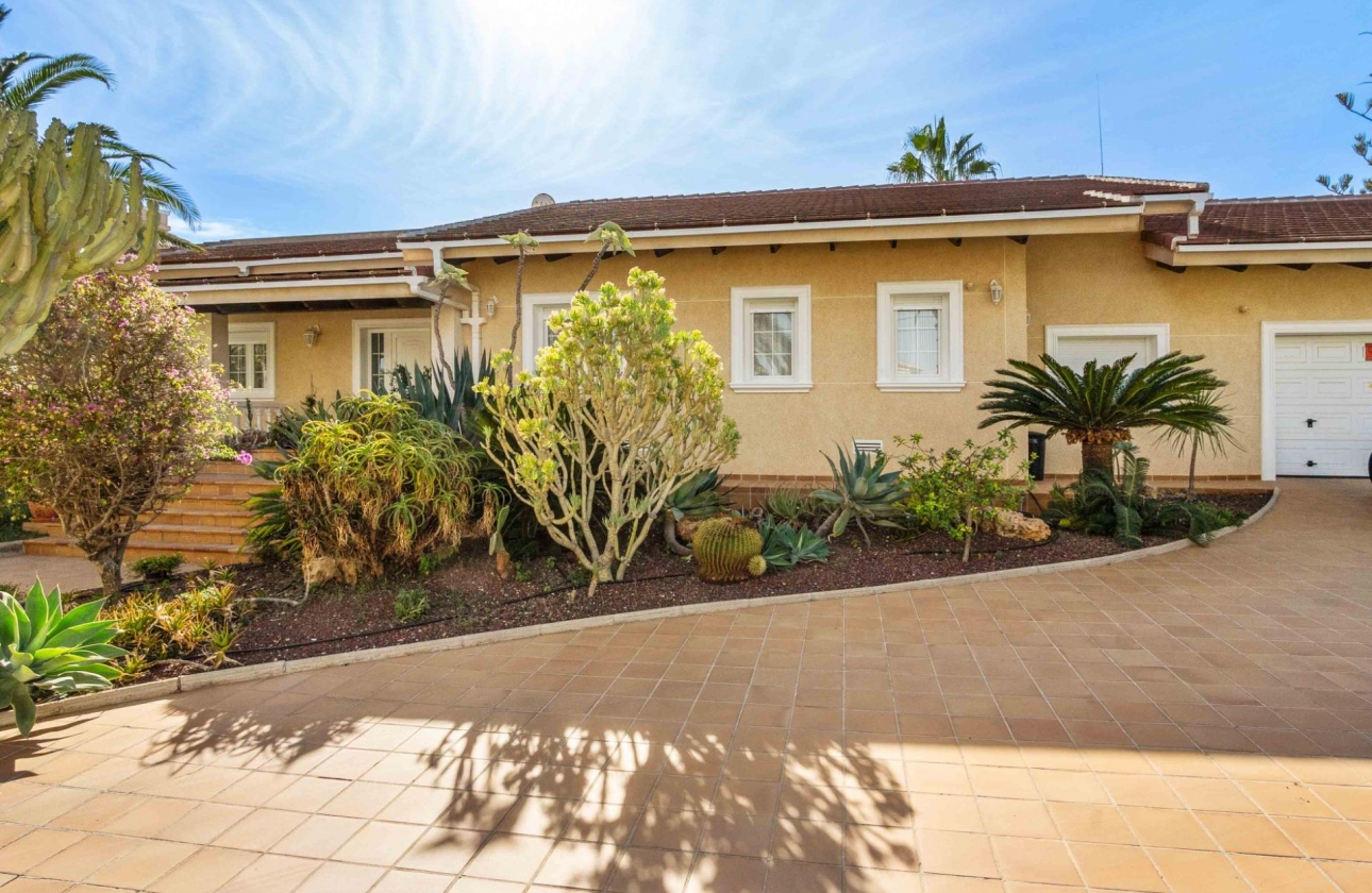 Resale - Villa - Orihuela Costa - MUY CERCA DE LA PLAYA