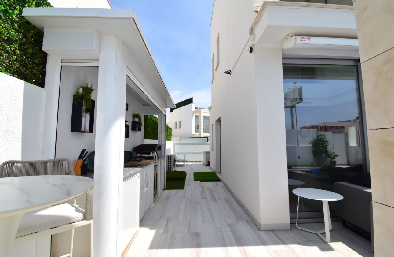 Rynek wtórny - Villa - Orihuela Costa - Lomas de Cabo Roig