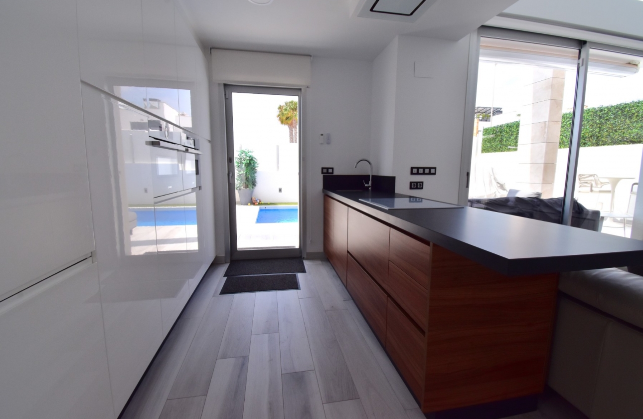 Rynek wtórny - Villa - Orihuela Costa - Lomas de Cabo Roig