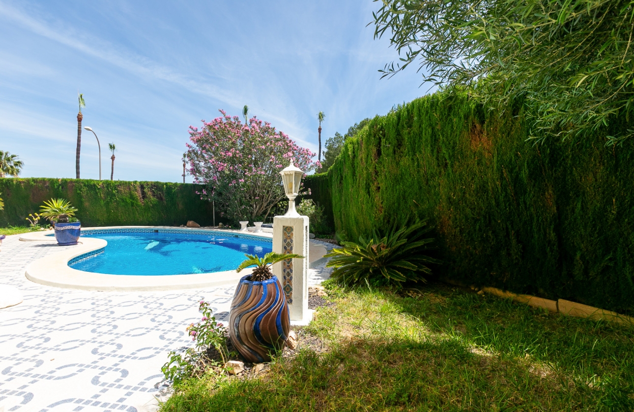 Resale - Villa - Orihuela Costa - Rioja