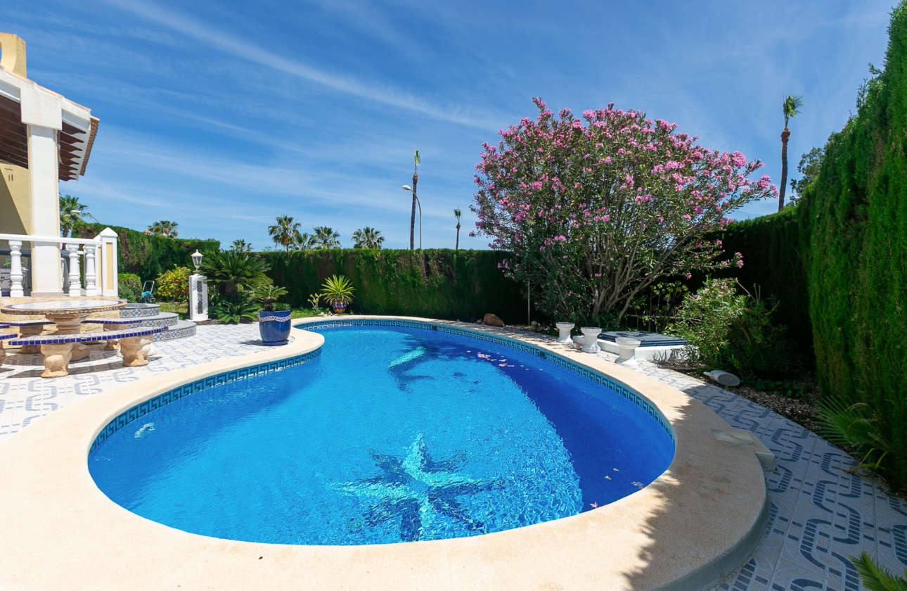 Resale - Villa - Orihuela Costa - Rioja