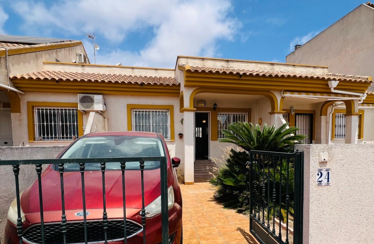Resale - Townhouse - Daya Nueva