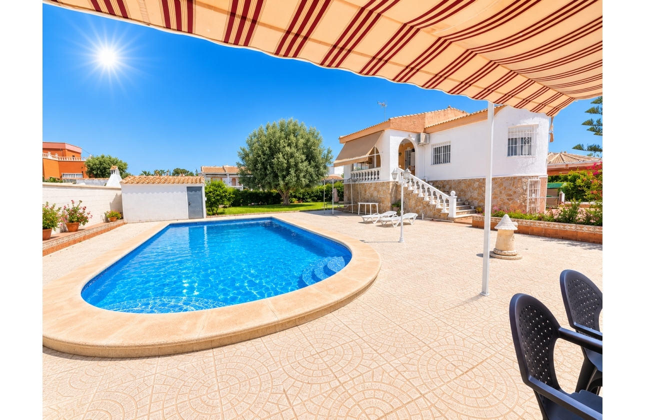 Resale - Villa - Torrevieja - La Siesta - El Salado -  Torreta