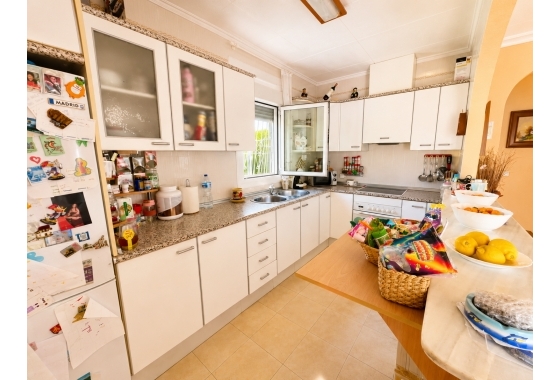 Resale - Villa - Torrevieja - La Siesta - El Salado -  Torreta