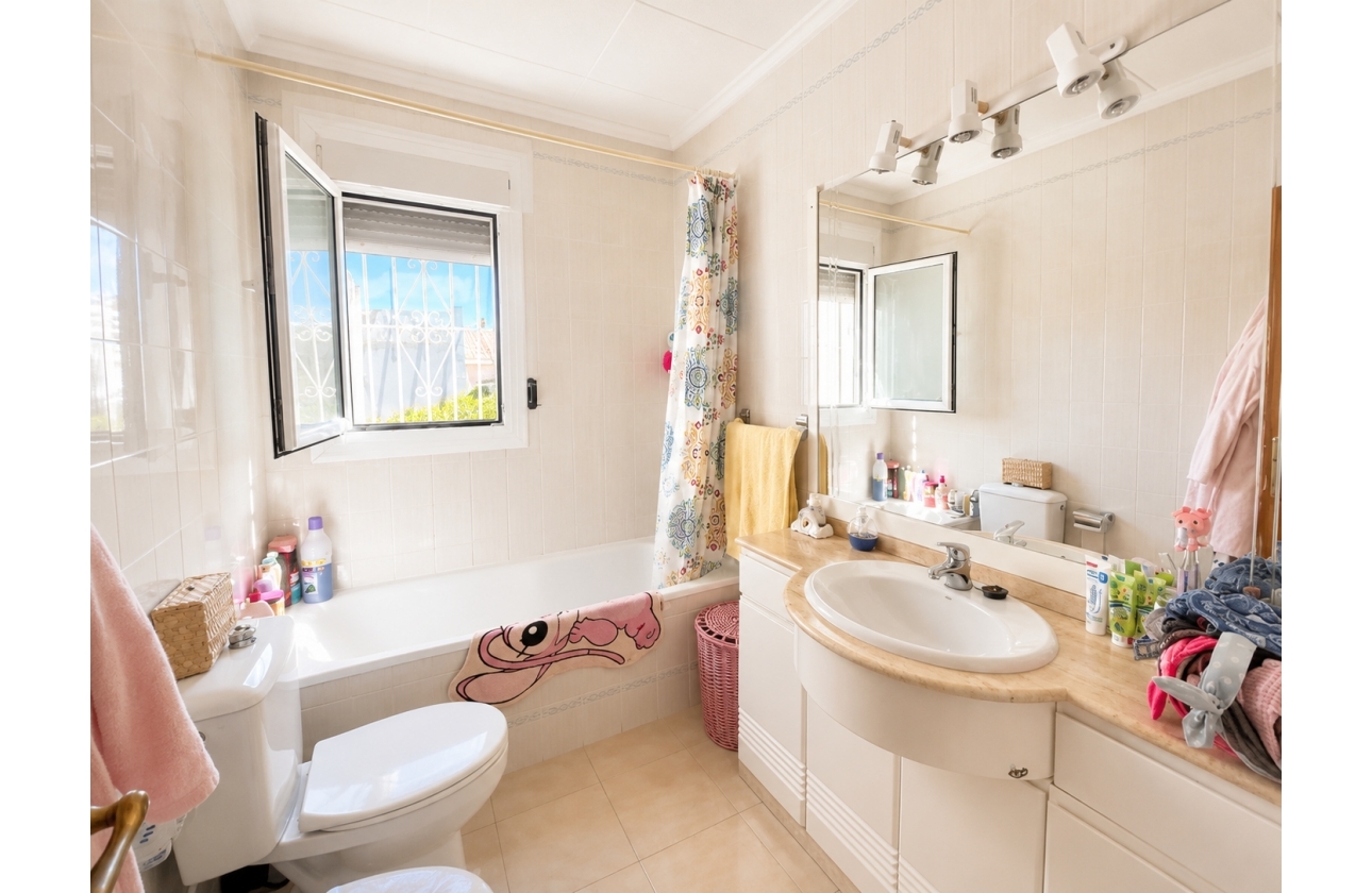 Resale - Villa - Torrevieja - La Siesta - El Salado -  Torreta