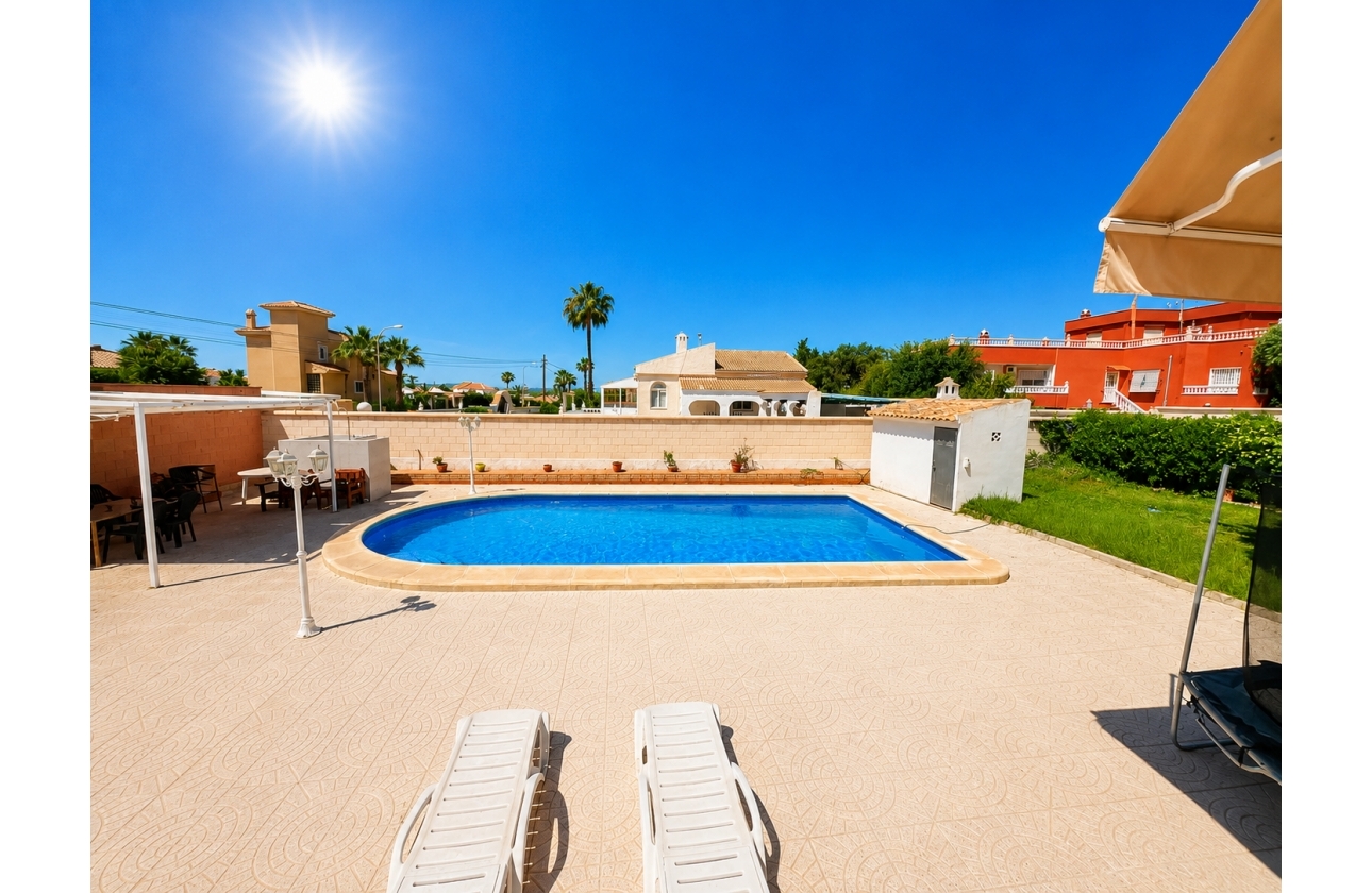 Resale - Villa - Torrevieja - La Siesta - El Salado -  Torreta