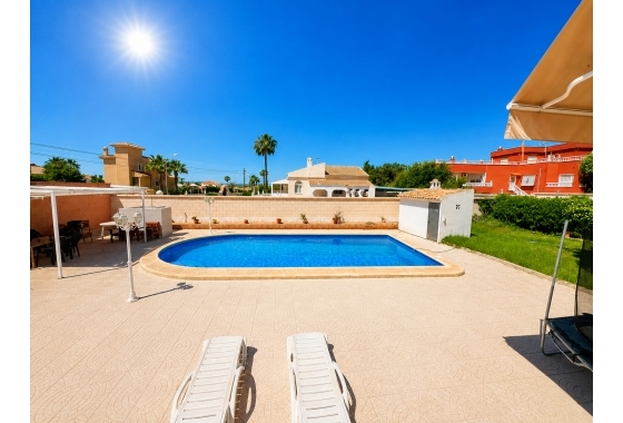 Resale - Villa - Torrevieja - La Siesta - El Salado -  Torreta
