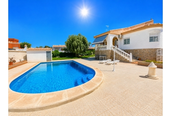 Resale - Villa - Torrevieja - La Siesta - El Salado -  Torreta