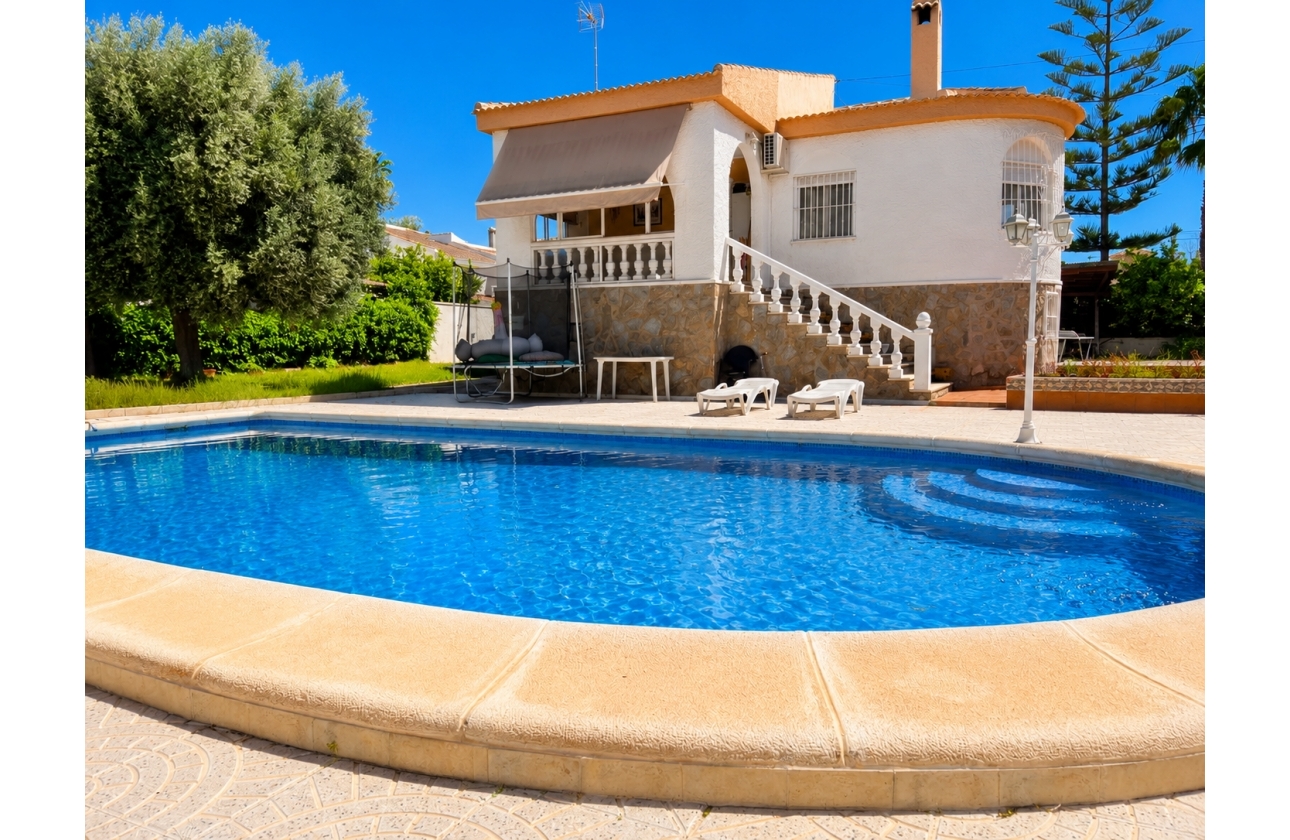 Resale - Villa - Torrevieja - La Siesta - El Salado -  Torreta