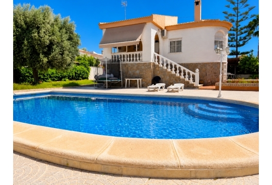 Resale - Villa - Torrevieja - La Siesta - El Salado -  Torreta