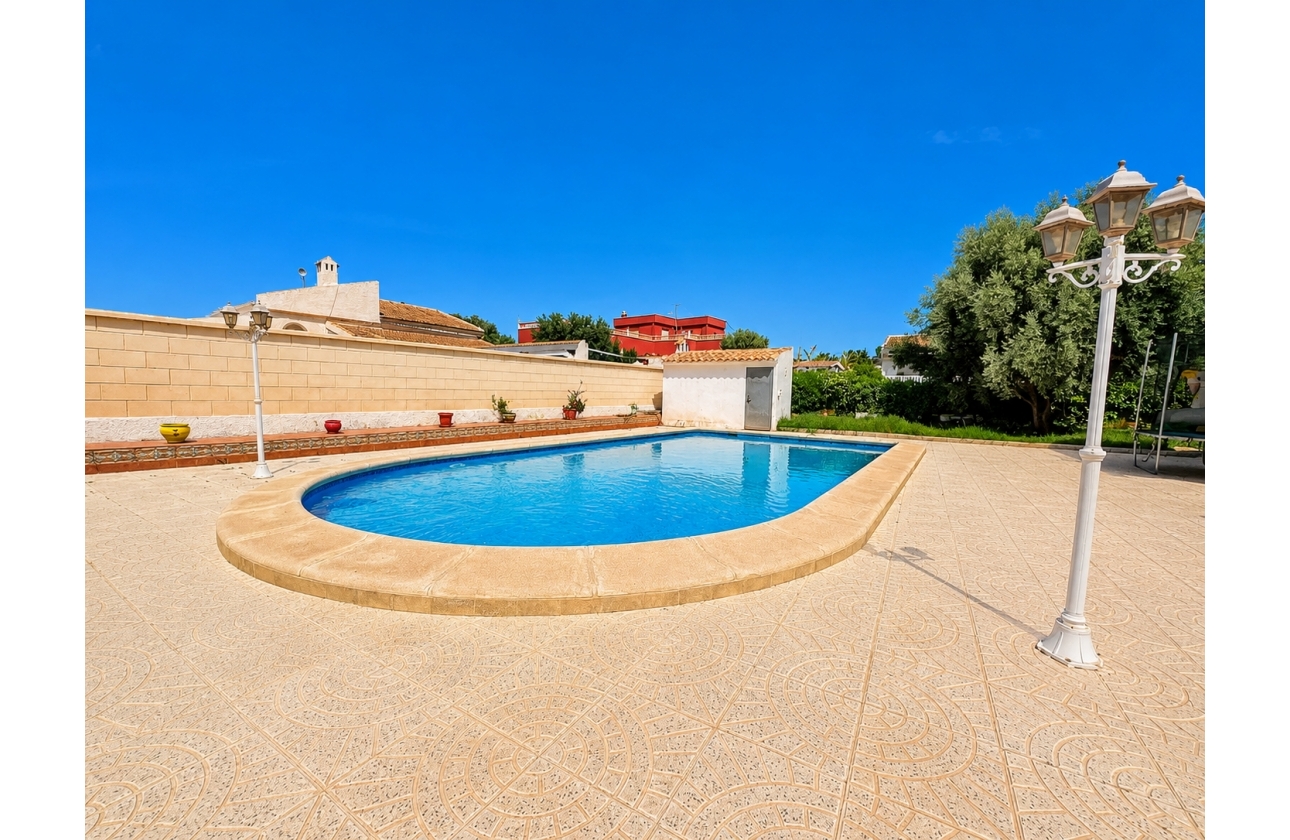 Resale - Villa - Torrevieja - La Siesta - El Salado -  Torreta