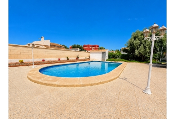 Resale - Villa - Torrevieja - La Siesta - El Salado -  Torreta