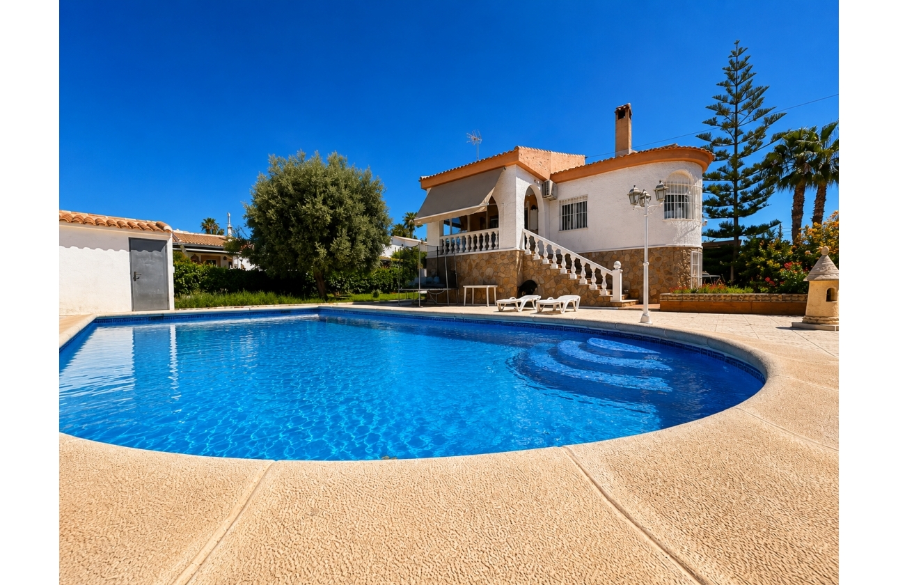 Resale - Villa - Torrevieja - La Siesta - El Salado -  Torreta