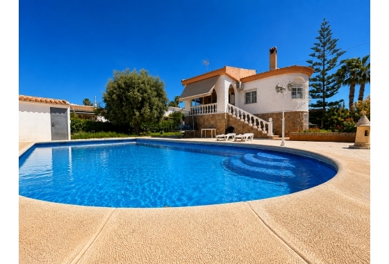 Resale - Villa - Torrevieja - La Siesta - El Salado -  Torreta
