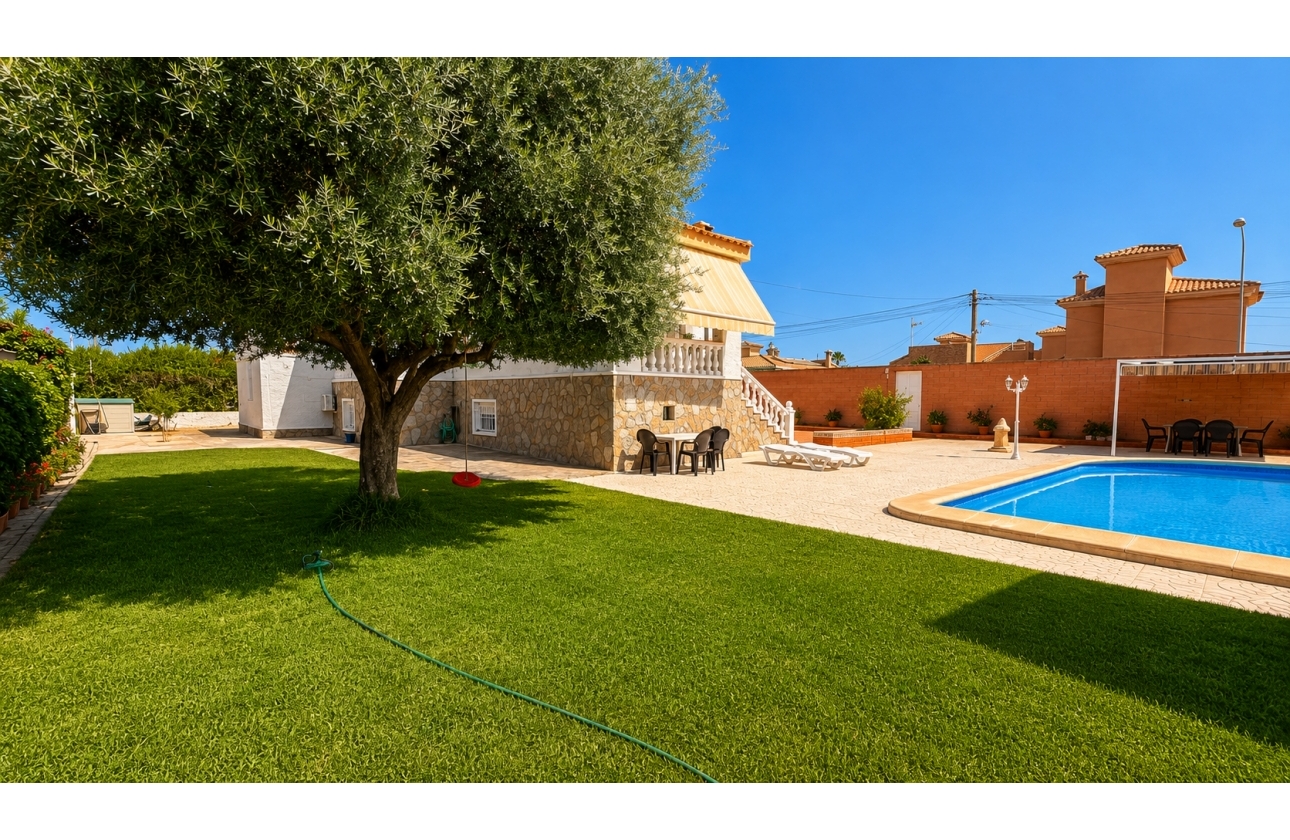 Resale - Villa - Torrevieja - La Siesta - El Salado -  Torreta