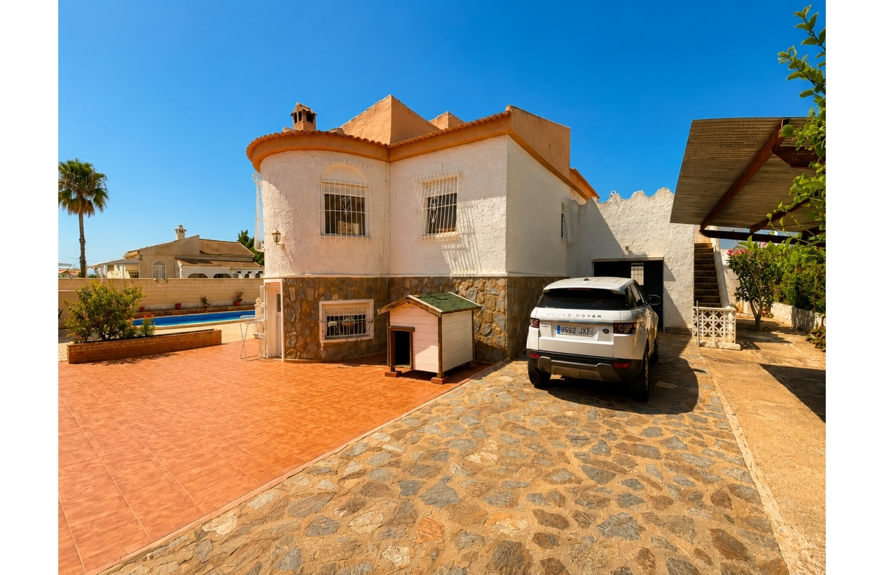 Resale - Villa - Torrevieja - La Siesta - El Salado -  Torreta