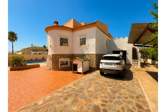 Resale - Villa - Torrevieja - La Siesta - El Salado -  Torreta