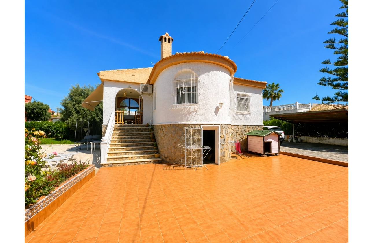 Resale - Villa - Torrevieja - La Siesta - El Salado -  Torreta