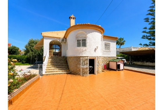 Resale - Villa - Torrevieja - La Siesta - El Salado -  Torreta