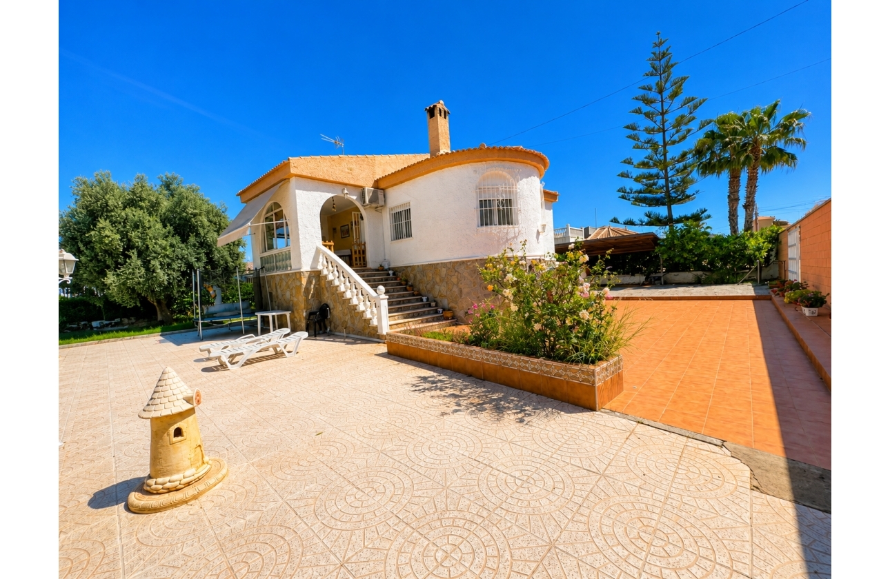 Resale - Villa - Torrevieja - La Siesta - El Salado -  Torreta