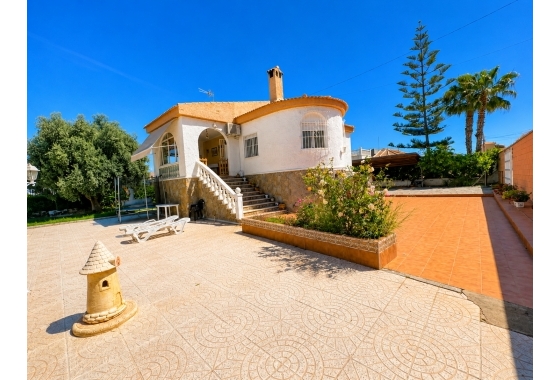 Resale - Villa - Torrevieja - La Siesta - El Salado -  Torreta