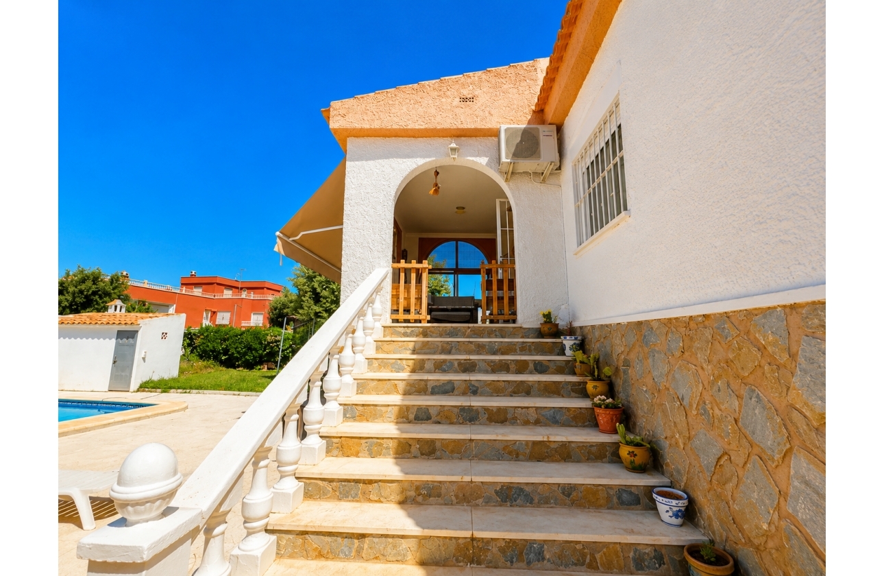 Resale - Villa - Torrevieja - La Siesta - El Salado -  Torreta