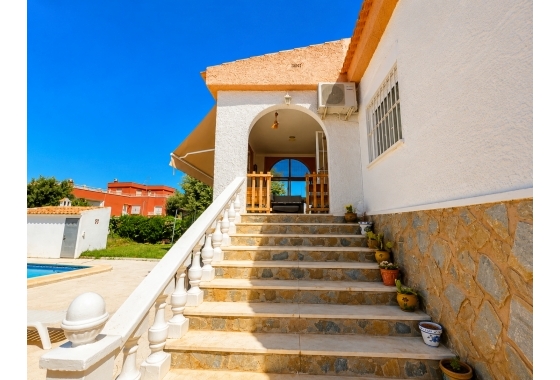 Resale - Villa - Torrevieja - La Siesta - El Salado -  Torreta