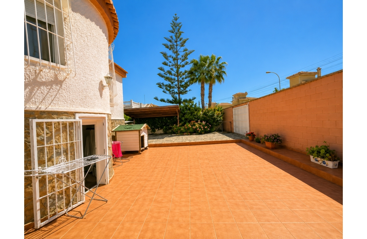 Resale - Villa - Torrevieja - La Siesta - El Salado -  Torreta