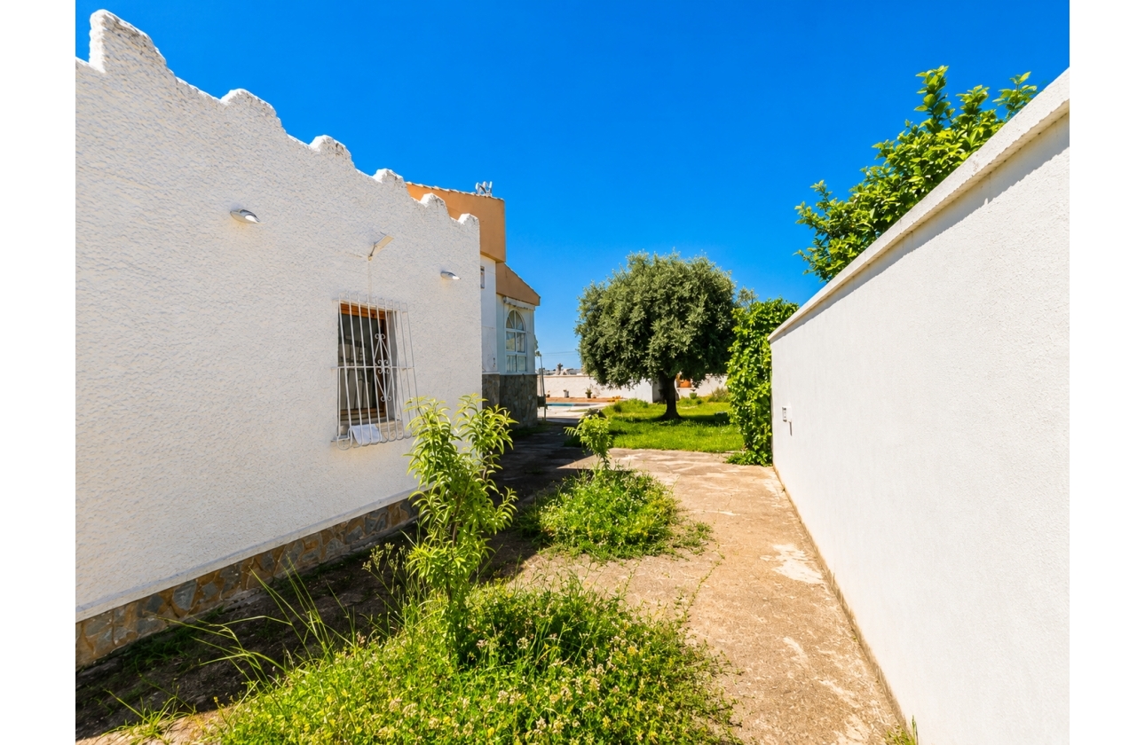 Resale - Villa - Torrevieja - La Siesta - El Salado -  Torreta