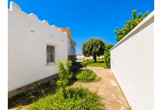 Resale - Villa - Torrevieja - La Siesta - El Salado -  Torreta