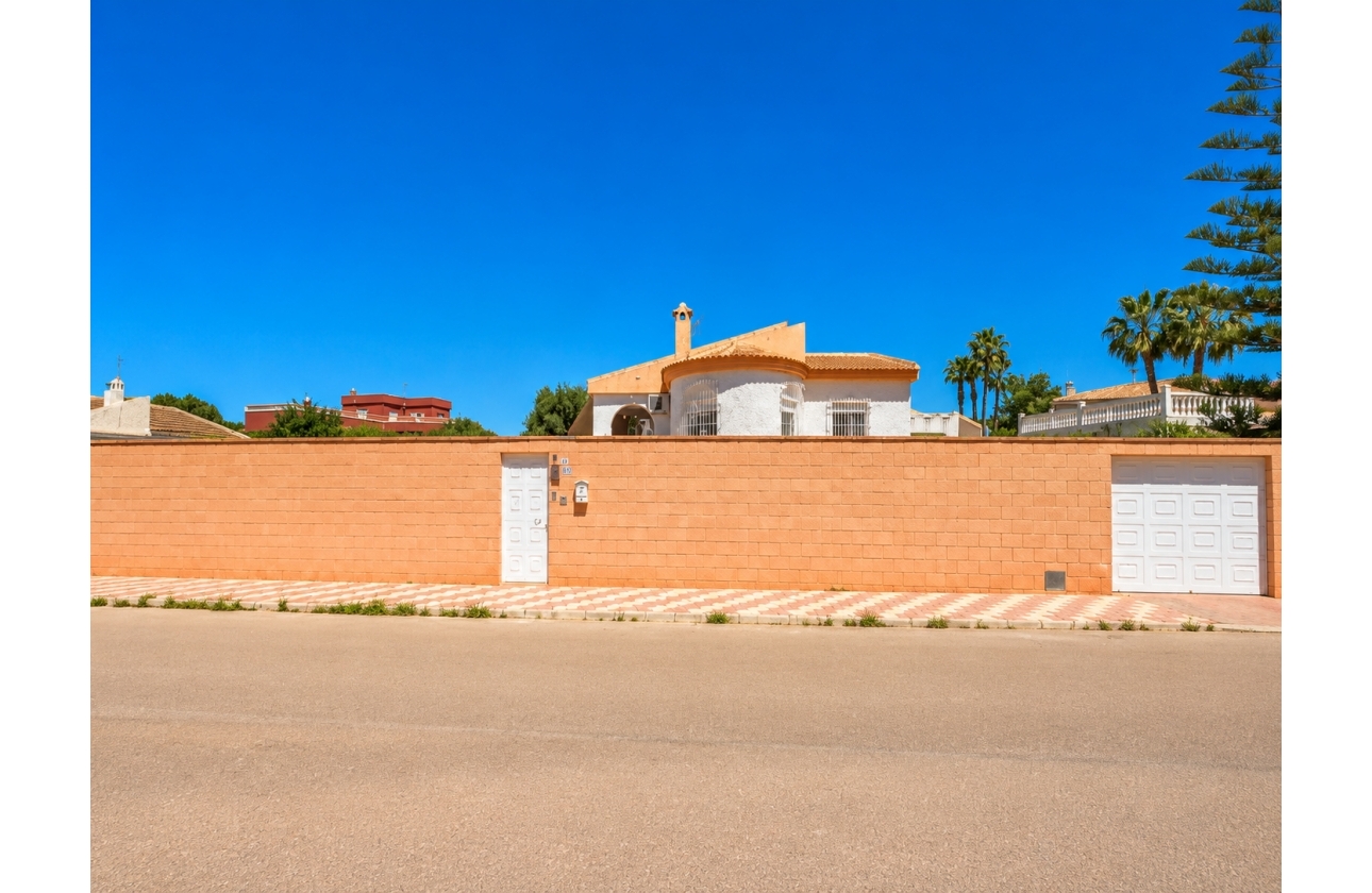 Resale - Villa - Torrevieja - La Siesta - El Salado -  Torreta
