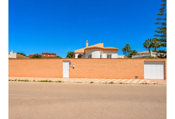Resale - Villa - Torrevieja - La Siesta - El Salado -  Torreta
