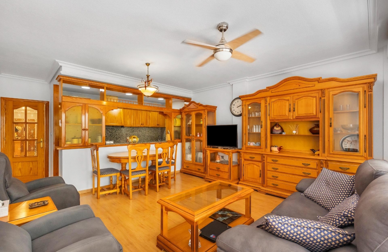 Resale - Apartment - Torrevieja - Paseo maritimo