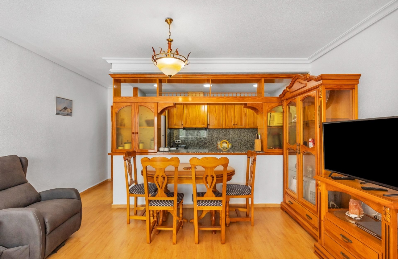 Resale - Apartment - Torrevieja - Paseo maritimo