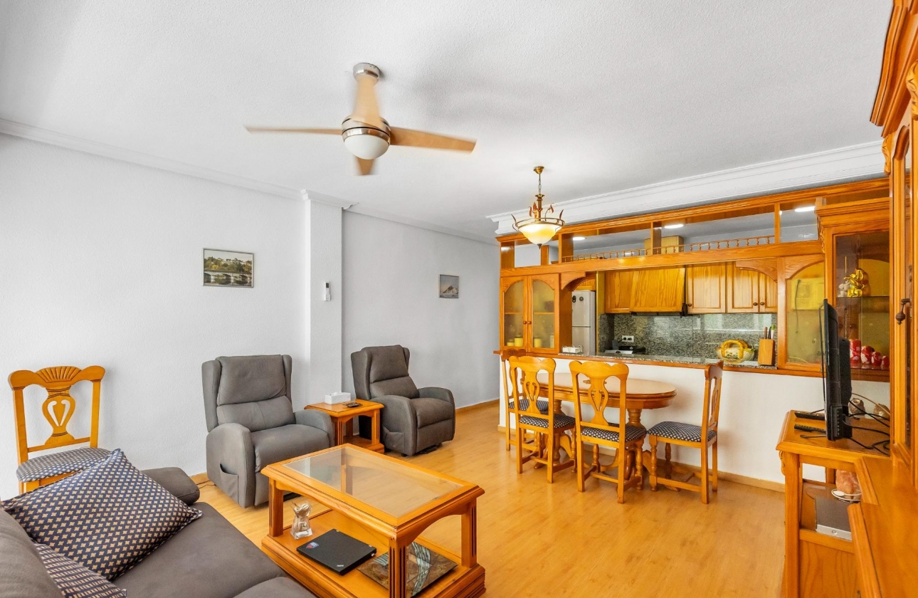 Resale - Apartment - Torrevieja - Paseo maritimo