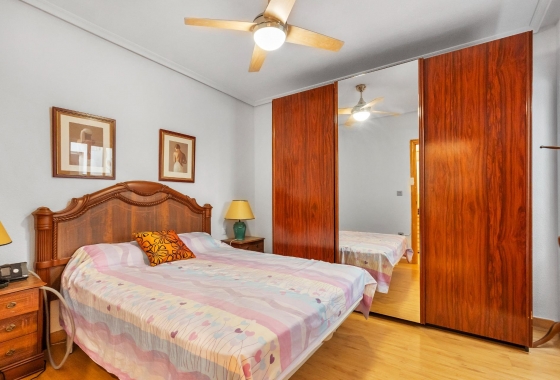 Resale - Apartment - Torrevieja - Paseo maritimo