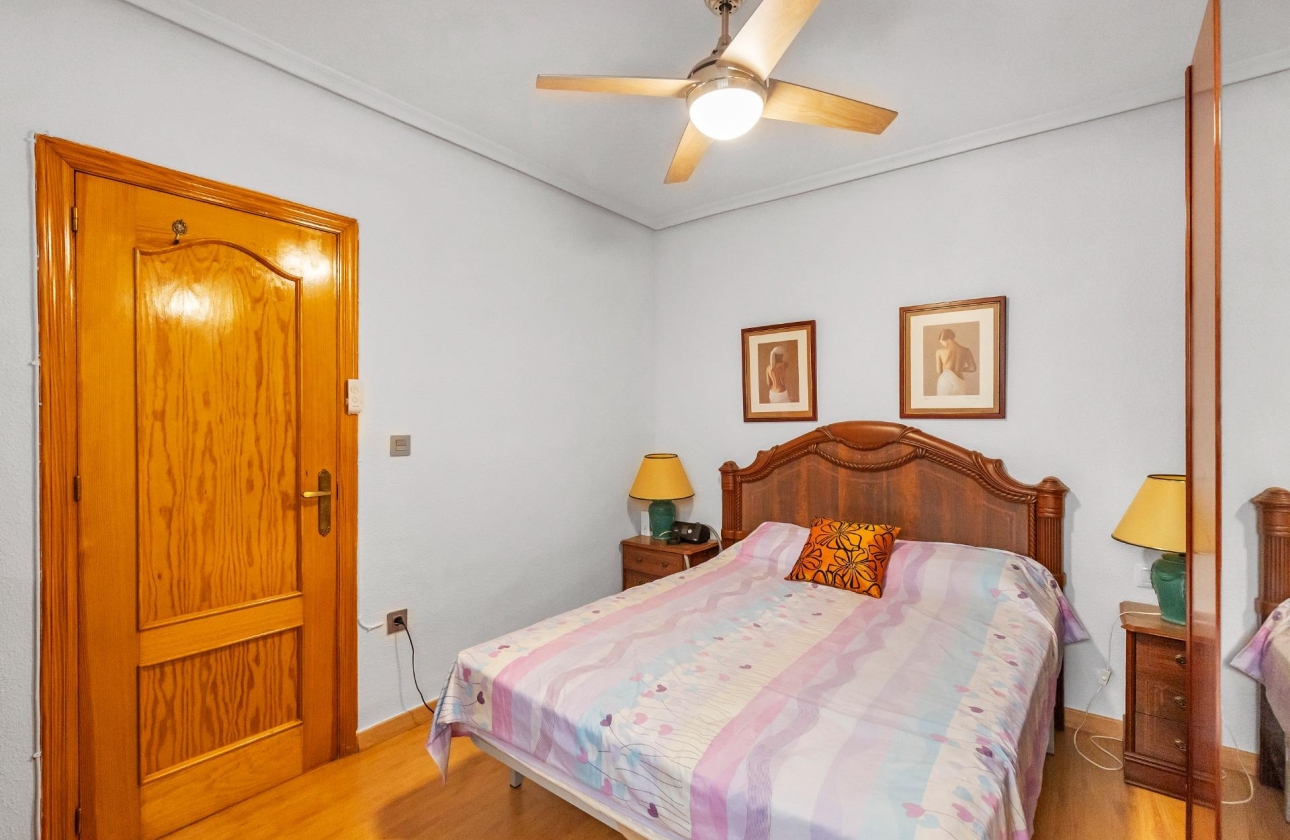 Resale - Apartment - Torrevieja - Paseo maritimo