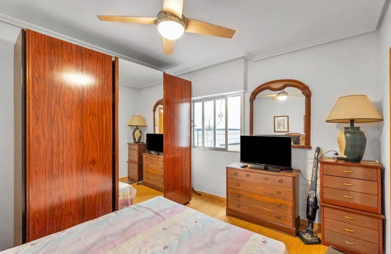 Resale - Apartment - Torrevieja - Paseo maritimo